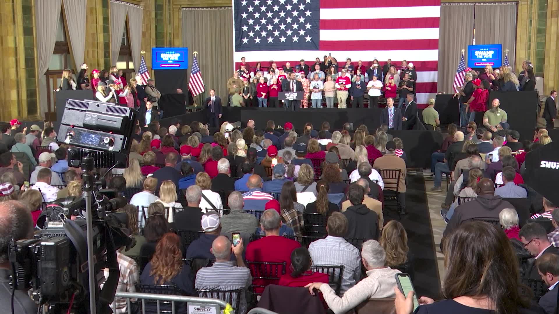 Senator JD Vance speaks to voters in Pittsburgh, hundreds attend